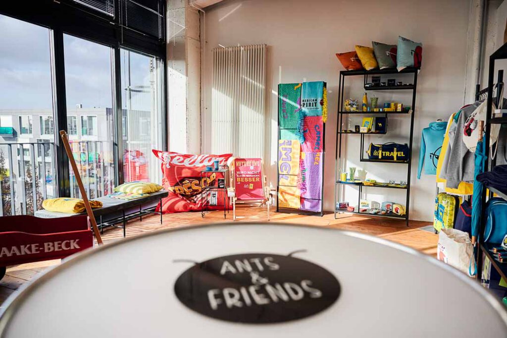 Agentur, Büro, Showroom mit Merchandise