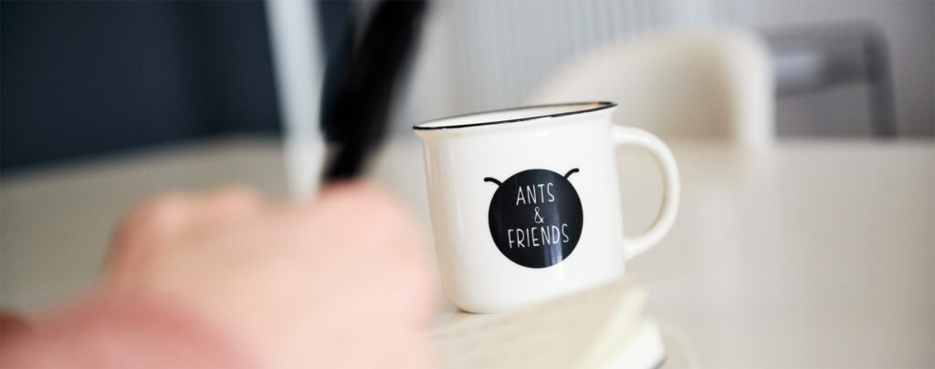 Karriereseite Headerbild, Ants & Friends Kaffeebecher, weiß-schwarz