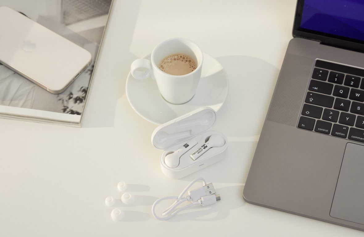 Werbemittel Klassiker kabellose Kopfhörer, EarPods mit Ladekabel und verschiedenen Ohrstöpselgrößen in weiß, Hennecke Group