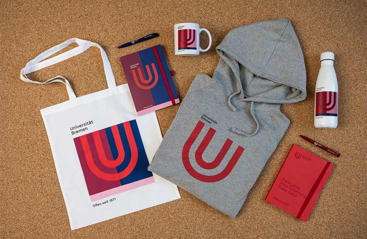 Klassische Werbemittel, Universität Bremen, grauer Hoodie, Tasse, Trinkflasche, Jutebeutel, Kugelschreiber, Notizbuch