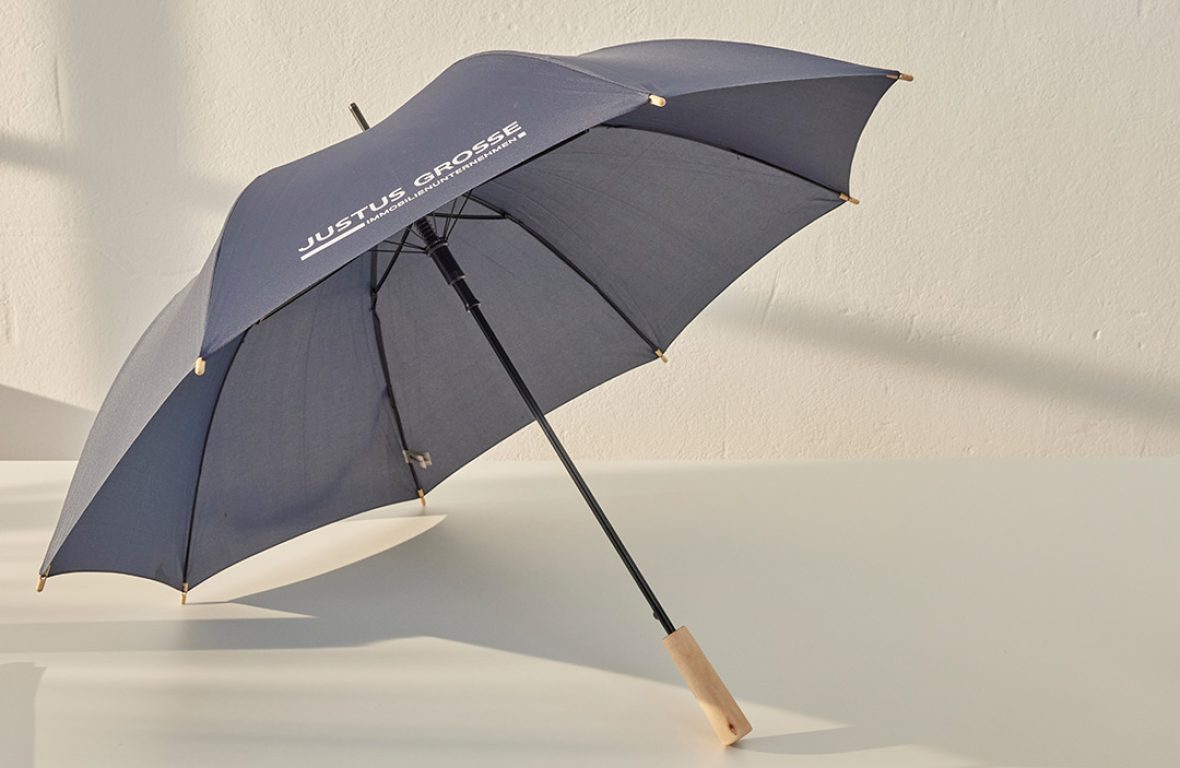 Schwarzer Regenschirm nachhaltig mit Holzgriff, Justus Grosse